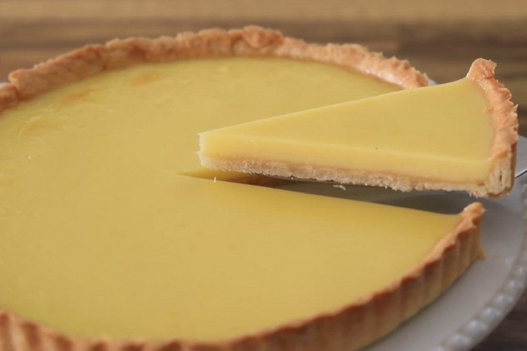 Recept dana: Kremasta i kiselkasta limun pita, savršenog izgleda, kao iz filmova (VIDEO)