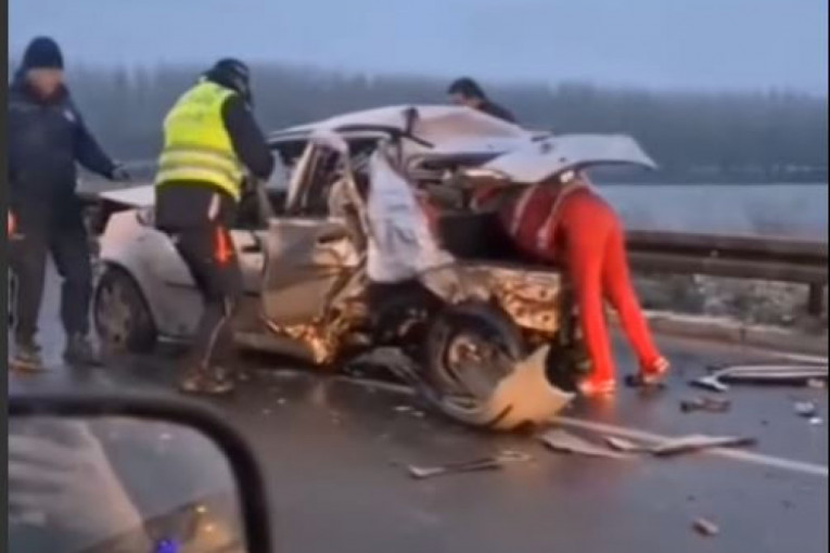 Jezive scene nesreće na Pupinovom mostu: Pogledajte izvlačenje povređenih iz smrskanog auta (VIDEO)