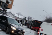 Beograđani, izbegavajte ovaj deo grada! Kolaps na Karaburmi, autobus se preprečio nasred ulice (FOTO)