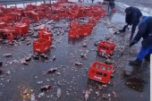Haos na putu u Ovči: Iz punog kamiona poispadale staklene flaše Koka-kole! (VIDEO)
