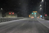 Sneg kao iz kabla, ne vidimo prst pred okom: Obeleo Miloš Veliki, vozači ne mogu da pređu 50 na sat (FOTO)