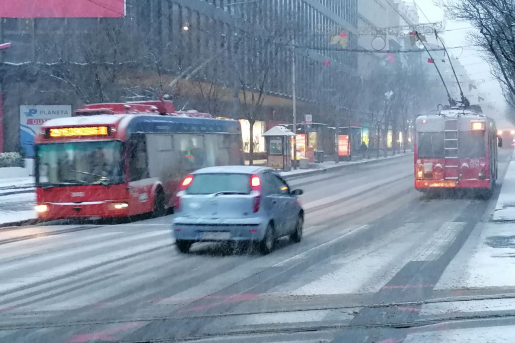 Zimske gume nisu obavezne posle 1. aprila, ali jesu preporučljive danas: Sneg zadavao muke u saobraćaju