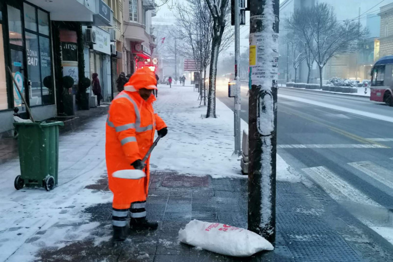 Sneg je konačno prekrio Beograd: Ko ne uzme lopatu u ruke, može biti kažnjen!