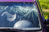 Jeziva scena sa mesta saobraćajne nesreće kod Đurđeva: Devojka "ispravljala" krivinu pa naletela na kamion, ostala bez pola auta! (FOTO)