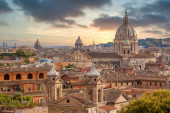 Ljubavna afera sa Večnim gradom: Odiseja čuda u romanu "Zaljubljen u Rim"
