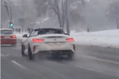 Kao da je leto! Svi su gledali samo u njega - muškarac provozao kabriolet po snegu (VIDEO)