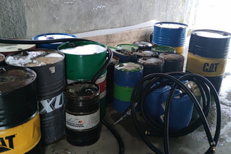 Krio burad sa naftom u sojenici: Policija u Smederevu zaplenila oko 2.800 litara nafte