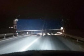 Obustavljen saobraćaj: Šleper udario u zaštitnu ogradu i zauzeo obe trake na putu Perlez - Zrenjanin (FOTO)