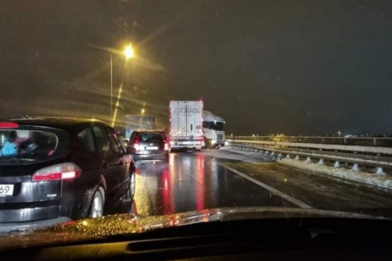 Haos na deonici Novi Banovci - Batajnica zbog više saobraćajnih nezgoda: Oglasili se iz "Puteva Srbije" (FOTO/VIDEO)