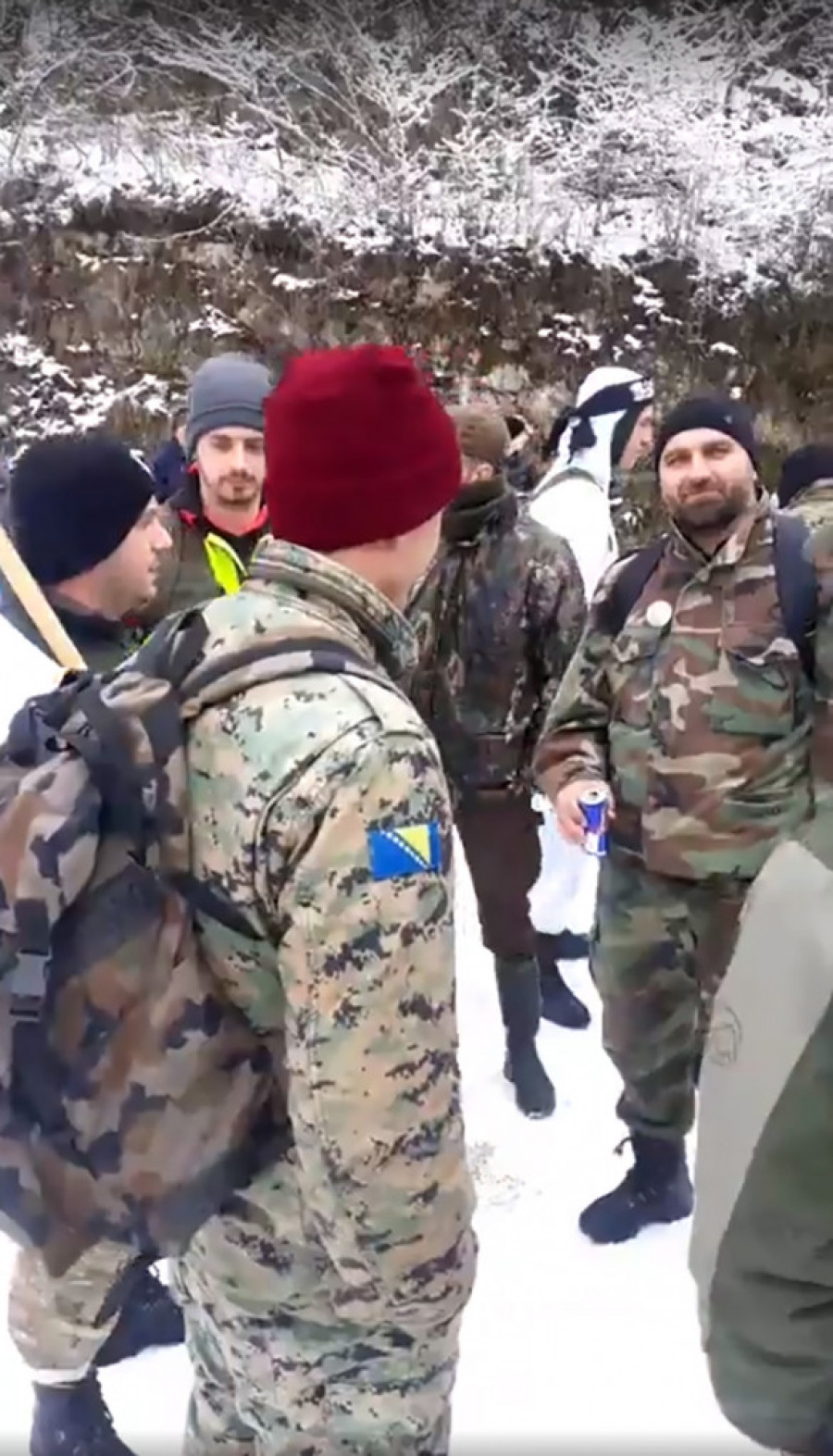 Nedelja usred srede: Vučić u Priboju smiruje tenzije, dok RS slavi "zelene beretke" regrutuju, muke Novaka Đokovića