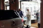 Papa Franja uhvaćen u noćnom šopingu: Evo šta je pazario (FOTO/VIDEO)