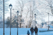 Prizor u Novom Sadu - da se slediš: Dok svi cvokoću od zime, pogledajte kako jedan muškarac šeta (FOTO)