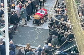 Scena ispred italijanske crkve zgrozila javnost: Kovčeg prekriven nacističkom zastavom, okupljeni koristili fašistički pozdrav (FOTO)