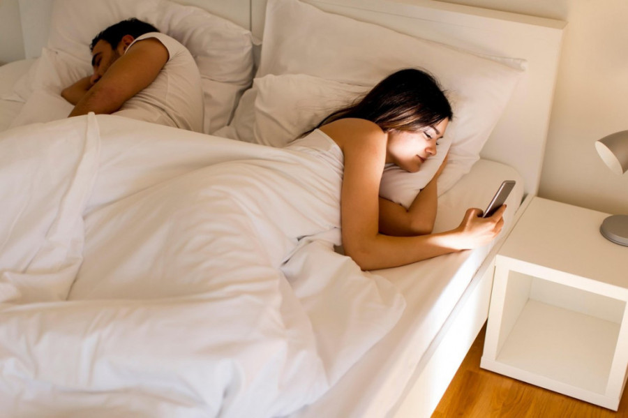 "Vodim ljubav preko telefona sa starim prijateljem, da li je to prevara?": Žena poslala anonimno pismo i zatražila savet od terapeutkinje