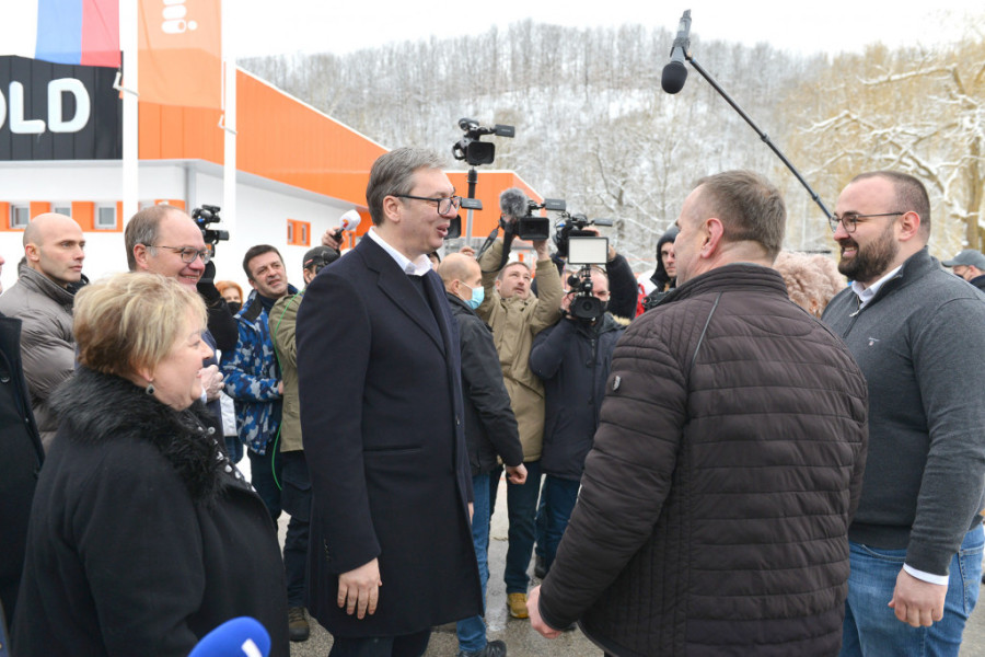 Nedelja usred srede: Vučić u Priboju smiruje tenzije, dok RS slavi "zelene beretke" regrutuju, muke Novaka Đokovića