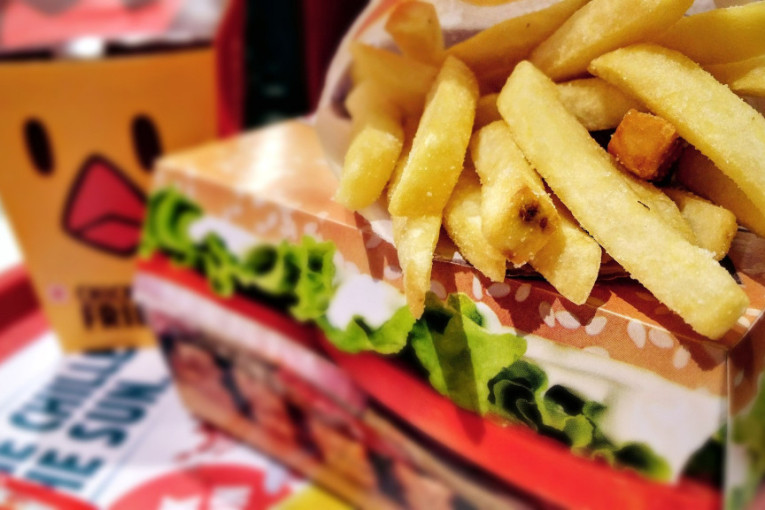 Uz pomfrit su dobili i nečiji pokvaren zub! Beograđanki iz "Meka" stigao gadan obrok, njihova reakcija je sramna