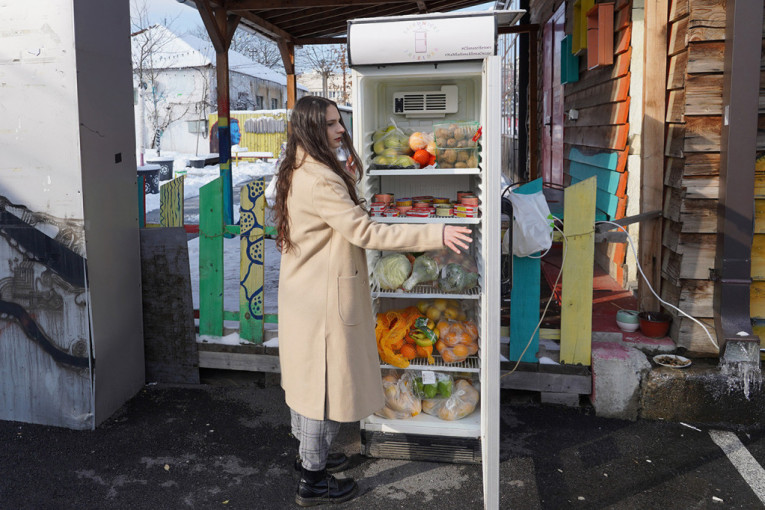 "Ostavi šta možeš, uzmi šta ti treba": Postavljen prvi Zajednički frižider u centru Beograda (FOTO)