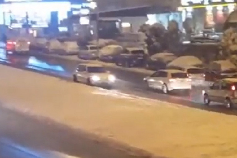 Snimak iz Žarkova postao viralan na društvenim mrežama: Vožnja u Trgovačkoj ulici u kontra smeru (VIDEO)