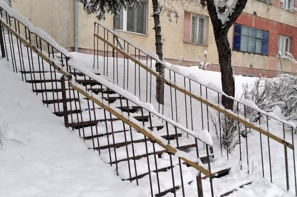 Sneg i bura napravili haos u Dalmaciji: Izvlače se zaglavljeni iz smetova, otvoreni prihvatni centri! Bura duva 150 na sat