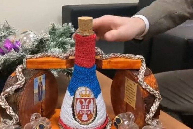 Osim što voli Srbe i pomaže im, sad je nazdravio rakijom iz flaše u pletenoj srpskoj trobojci (VIDEO)