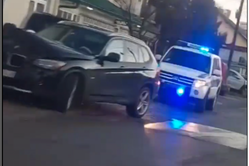 Oštetio tri automobila, pa udario u banderu: Karambol u Novom Sadu