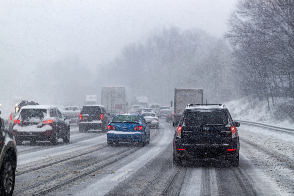 Kolaps u Srbiji zbog saobraćajnih nezgoda, vozači u nemilosti snežnog pokrivača širom zemlje (VIDEO/FOTO)
