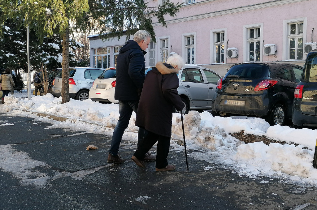Lome se po ledu ko snoplje, najviše pucaju zglobovi! Naglo skočio broj pacijenata sa prelomima po Srbiji