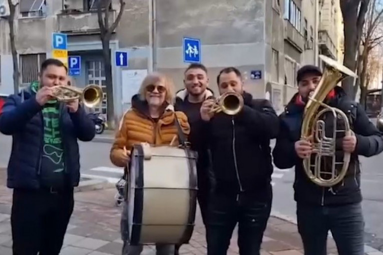 Srđan Žika Todorović nasred ulice zasvirao sa trubačima! Prolaznici oduševljeni (VIDEO)