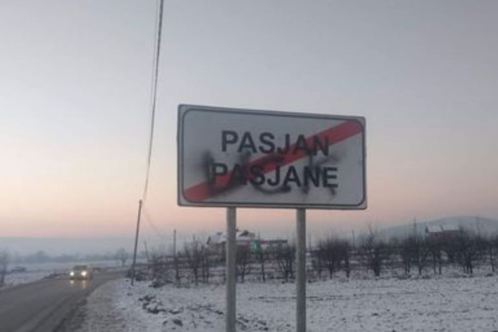 Nova provokacija: Ispisan grafit UČK na putokazu za srpsko selo Pasjane (FOTO)