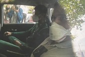 Utučenog Novaka sa maskom na licu odvoze u hotel užasa! Tužna slika australijske stvarnosti (FOTO)