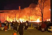 Gori fabrika sa opasnim hemikalijama, naređena evakuacija najugroženijeg stanovništva (VIDEO)