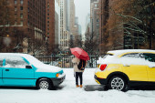 Brzo i praktično: Evo kako da otopite sneg i led sa stakla automobila za samo jedan minut (VIDEO)