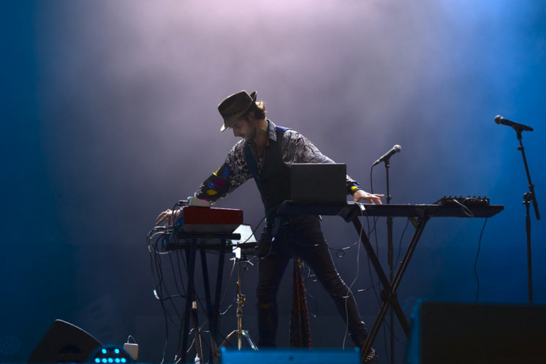 Zvezda elektronske muzike na Svetskoj izložbi: „Vranjanka“ i „Zajdi Zajdi“ odjekivale na Dubai Expo (FOTO)