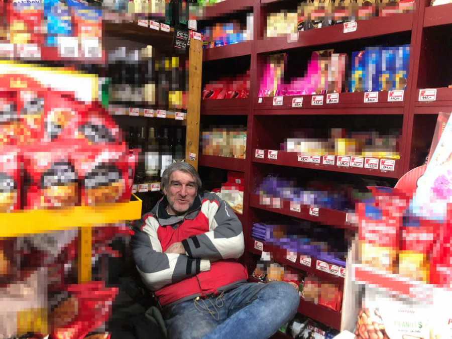 "Komša" je faca u kraju! Ima trafiku 20 godina, a čak je i spavao u njoj! Klinci završe faks, pa dođu kod njega u "školu života"  (FOTO)