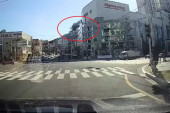 Taksista kolima probio zid na 5. spratu i pao na ulicu: Scena kao iz akcionih filmova (VIDEO)