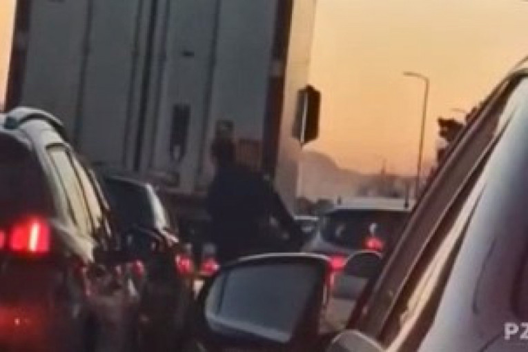 Dalje nećeš moći: Nije hteo da ga pusti u svoju traku, pa je vozač izašao iz automobila i započeo tuču (VIDEO)