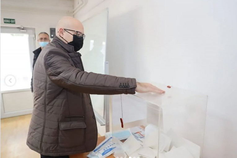 Srbija je glasala na referendumu: Izlaznost do 18h 25,5 odsto, RIK saopštio kada će se znati konačni rezultati (FOTO, VIDEO)