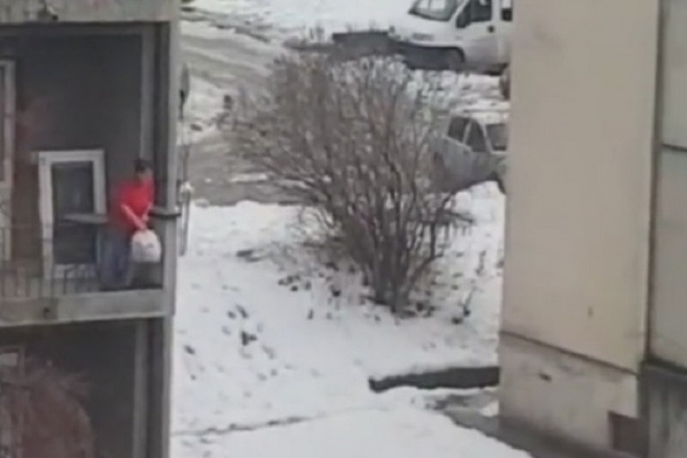 Neverovatan prizor u Lazarevcu: Žena zafrljačila đubre sa terase, nije računala na publiku! (VIDEO)