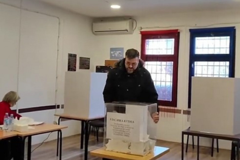 Neviđen skandal! Srđan Nogo razbio glasačku kutiju! (VIDEO)