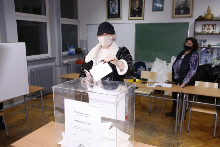 Ceca u pratnji ćerke Anastasije izašla na glasanje: To je moja građanska dužnost (FOTO)