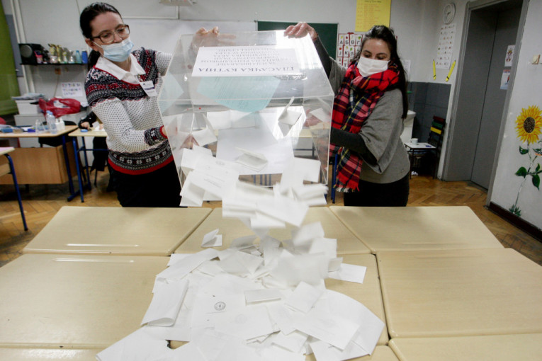 Srbija je rekla DA! Ovako se glasalo na referendumu (FOTO)