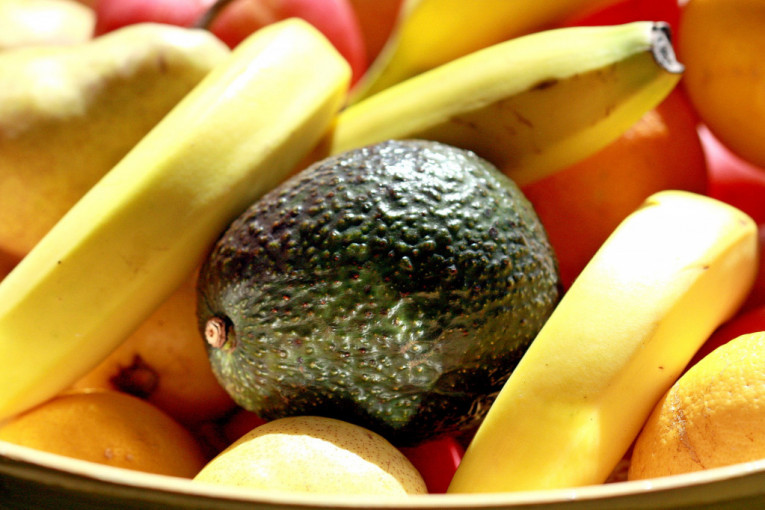 Kupili ste previše tvrd avokado ili nezrele banane? Jedna stvar iz kuhinje će rešiti ovaj problem (VIDEO)