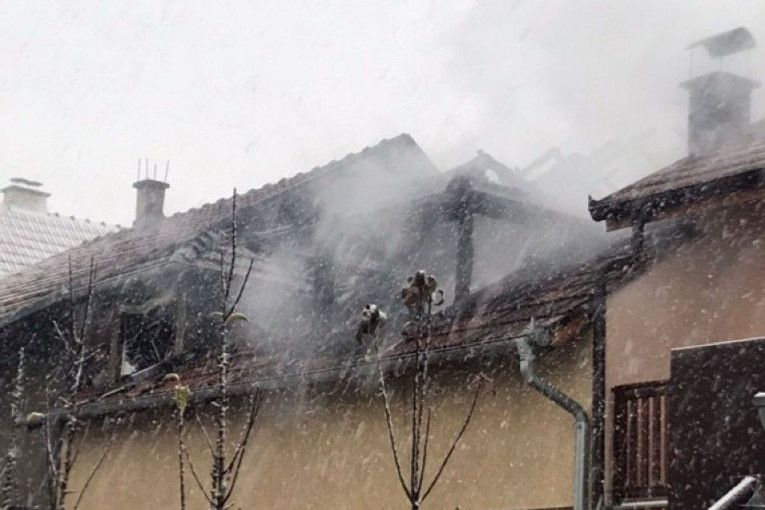 Gori restoran na Ibarskoj magistrali: Crni dim se širi čitavim naseljem (FOTO)