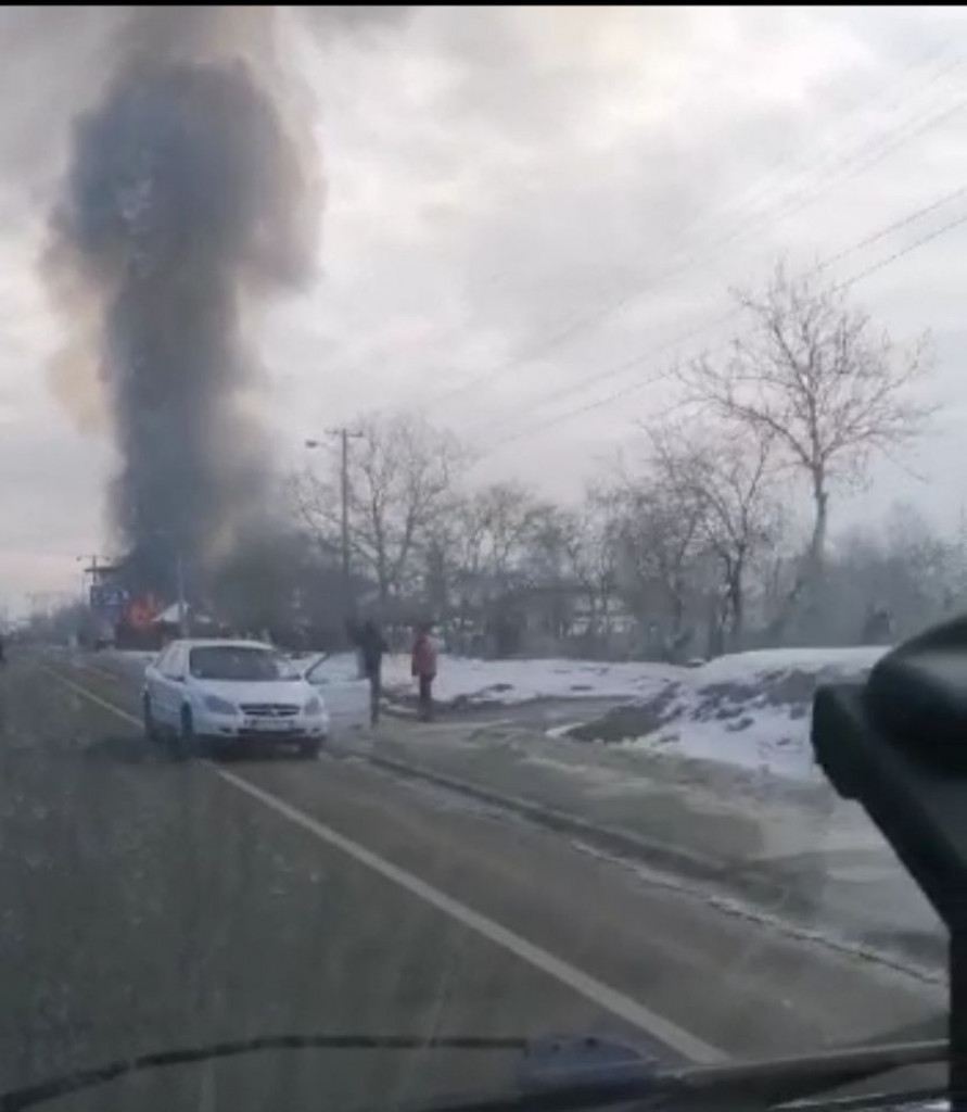Gori restoran na Ibarskoj magistrali: Crni dim se širi čitavim naseljem (FOTO)