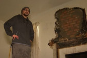 Lopov hteo da provali u kuću, pa se zaglavio u dimnjaku: Izvlačili ga satima (VIDEO)