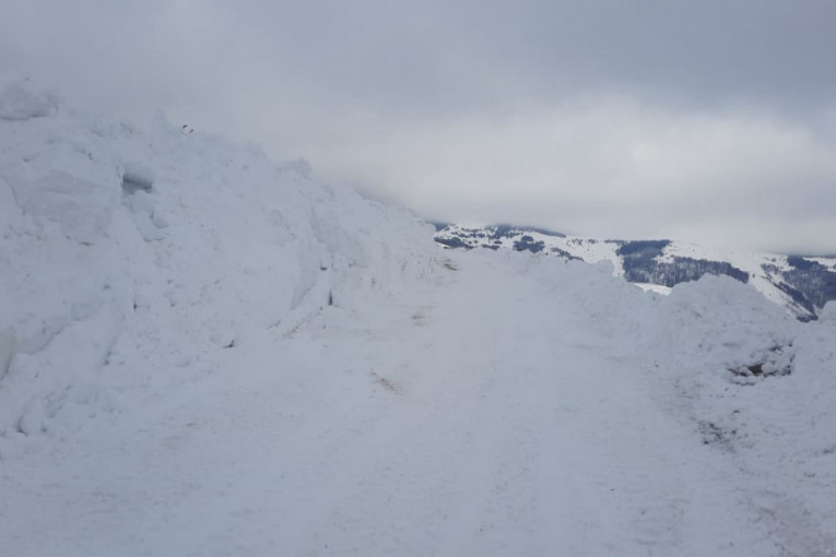 Snežne blokade okovale Goliju: Putari se danima bore sa nametima visokim nekoliko metara (FOTO)