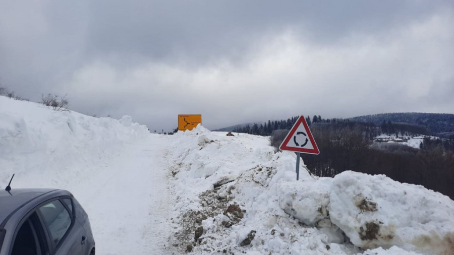 Zlatiborski putari celu noć se borili sa mećavom: Palo i do 30 centimetara snega, putevi zasada prohodni