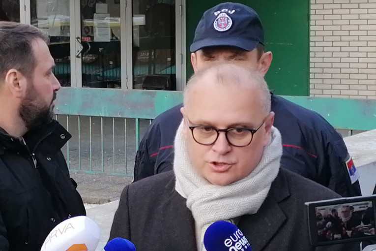 Grad će povređenima isplatiti odštetu: Vesić izašao na lice mesta, vatrogasci oslobađali ženu (FOTO, VIDEO)