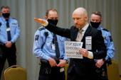 Monstrum Brejvik želi da izađe iz zatvora, tokom ročišta pokazao nacistički pozdrav (VIDEO)