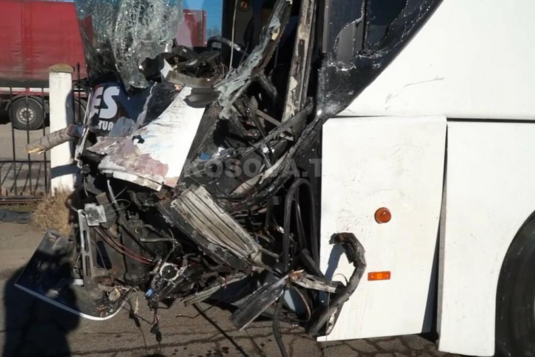 Prvi snimak teške saobraćajne nesreće u Bugarskoj: Autobus potpuno smrskan! Među povređenima ima i dece! (VIDEO)